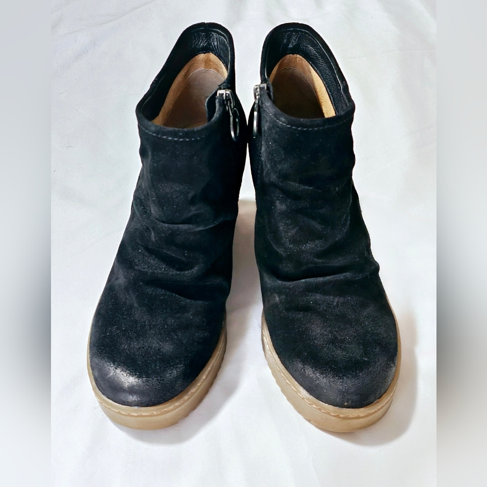Sofft Distressed Black Suede Waterproof Ankle Boots EUC